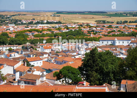 La vista sulla città case residenziali che circondano la Cattedrale (Se) di Evora dal tetto della chiesa. Portogallo Foto Stock