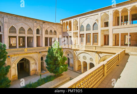 KASHAN, IRAN - 22 ottobre 2017: il cortile della famiglia di Abbasi casa è arredata con complessi modelli in gesso e numerose finestre ad arco, su Octob Foto Stock