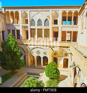 KASHAN, IRAN - 22 ottobre 2017: la storica di multistory Abbasi House dispone di numerose terrazze in ciascuno dei suoi cortili, il 22 ottobre a Kashan. Foto Stock