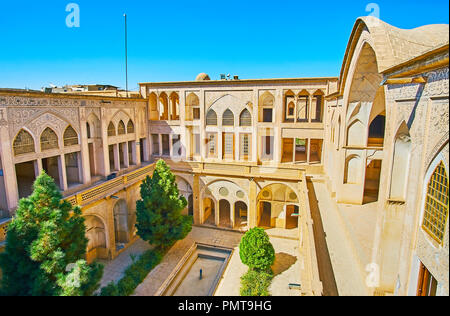 KASHAN, IRAN - 22 ottobre 2017: Il complesso architettonico di Khaneh Howz corte di Abbasi Casa con portale arcuato (iwan), terrazze su diversi piano Foto Stock