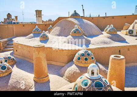 Il tetto di Qasemi (Sultan Amir Ahmad) Bathhouse popolare è il turista oggetto, il suo aprire la vista sulla città e vanta numerose belle grandi e piccole Foto Stock