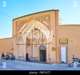 KASHAN, IRAN - 22 ottobre 2017: Il iwan (portale) di Casa Borujerdi scolpita con decorazioni a stucco, muqarnas arch e blue elementi in laterizio, nel mese di ottobre Foto Stock