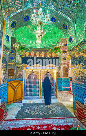 KASHAN, IRAN - 22 ottobre 2017: il musulmano sciita donna prega al sarcofago di Shahzadeh-ye Ibrahim Mausoleo, il 22 ottobre a Kashan. Foto Stock