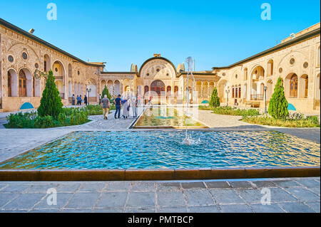 KASHAN, IRAN - 22 ottobre 2017: La scenic fontane in mezzo al cortile di casa Tabatabaei, il 22 ottobre a Kashan. Foto Stock