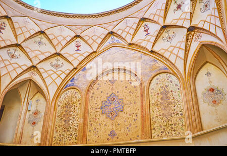 KASHAN, IRAN - 22 ottobre 2017: Il vecchio gli affreschi sulla parete e cupola a nido d'ape di una stanza in casa Tabatabaei, il 22 ottobre a Kashan. Foto Stock