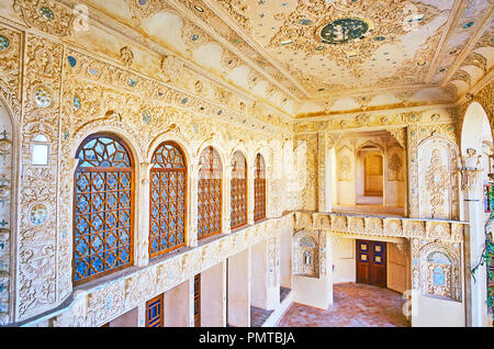 KASHAN, IRAN - 22 ottobre 2017: la terrazza estiva di Tabatabaei casa storica con intonaco ricco, specchio decori, finestre di vetro colorato e pinna Foto Stock