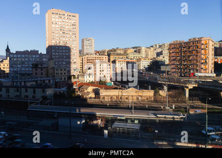 Genova, Italia - 17 Gennaio 2018: Genova Città cityscape con la stazione ferroviaria e gli edifici moderni, porto industriale distretto Foto Stock