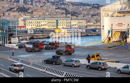 Genova, Italia - 18 Gennaio 2018: caricamento dei traghetti nel porto di Genova, auto attendere in linea Foto Stock