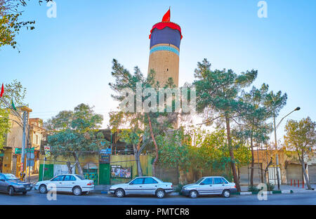 KASHAN, IRAN - 22 ottobre 2017: la vecchia moschea con minareto pendente nello storico quartiere residenziale della città, il 22 ottobre a Kashan. Foto Stock