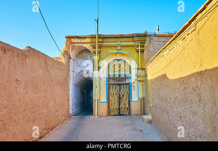 KASHAN, IRAN - 22 ottobre 2017: il negozio con segno vintage e porte dipinte in stretta stradina del quartiere storico, il 22 ottobre a Kashan. Foto Stock