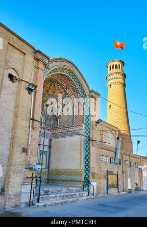 La Moschea centrale o Masjid Jameh è la più antica moschea a Kashan, ha soltanto un minareto e scenic mattone iwan (portale), decorata con tradizionali Foto Stock