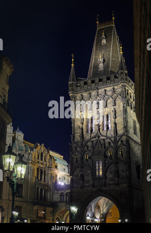 La torre di polvere e di Praga di notte Foto Stock