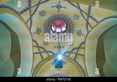 KASHAN, IRAN - 22 ottobre 2017: La piccola cupola di Mir Emad (Meidan) Moschea con scenic dipinto di ornamenti e di arabeschi, il 22 ottobre a Kashan Foto Stock