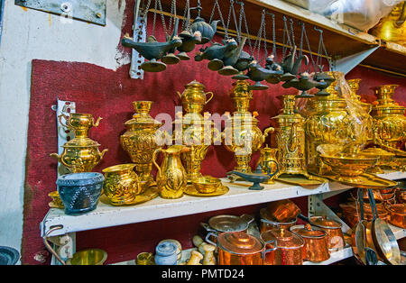 La bellissima samovars, persiano lampade a olio e pentole in rame nel negozio di artigianato del ramaio dipartimento di Grand Bazaar, Kashan, Iran. Foto Stock