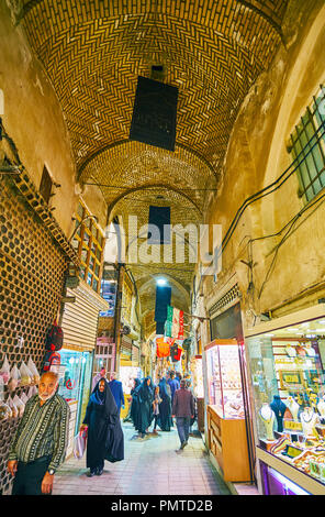 KASHAN, IRAN - 22 ottobre 2017: Lo stretto corridoio affollato di gioielli dipartimento di Grand Bazaar con illuminazione showboxes di negozi locali, nel mese di ottobre Foto Stock