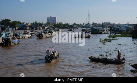 Il vietnamita donna con cappello conico comprare e vendere su nave, battello, nave in Cai Rang mercato galleggiante presso il fiume Mekong Foto Stock