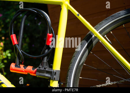 Bicicletta con telaio montato U blocco e cavo. Foto Stock