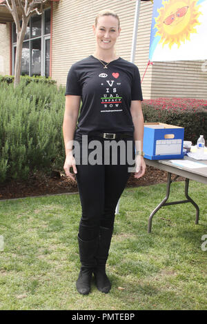 Vanessa di ospitare 03/20/2013 "2013 Impatto visivo ora' evento di beneficenza con 'Spartacus: Guerra dei dannati' Cast volontario svoltasi a impatto visivo ora Clinica Oculistica, Los Angeles Science Center di Los Angeles, CA Foto di Hanako Sato / HNW / PictureLux Foto Stock