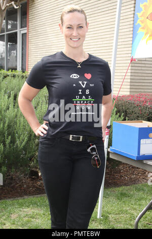 Vanessa di ospitare 03/20/2013 "2013 Impatto visivo ora' evento di beneficenza con 'Spartacus: Guerra dei dannati' Cast volontario svoltasi a impatto visivo ora Clinica Oculistica, Los Angeles Science Center di Los Angeles, CA Foto di Hanako Sato / HNW / PictureLux Foto Stock