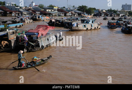 Il vietnamita donna con cappello conico comprare e vendere su nave, battello, nave in Cai Rang mercato galleggiante presso il fiume Mekong Foto Stock