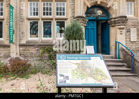 Cartello fuori Calne Heritage Centre museum, Patrimonio trimestre, Calne, Wiltshire, Inghilterra, Regno Unito Foto Stock