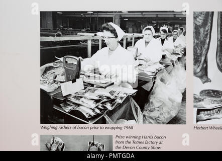 Calne Heritage Centre museum, Patrimonio trimestre, Calne, Wiltshire, Inghilterra, Regno Unito foto donne di peso rashers di bacon 1968 Harris factory Foto Stock