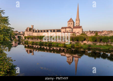 Francia, Vienne, Saint Savin sur Gartempe, Saint Savin chiesa abbaziale elencati come patrimonio mondiale dall' UNESCO e Gartempe fiume // Francia, Vienne (86), San Foto Stock