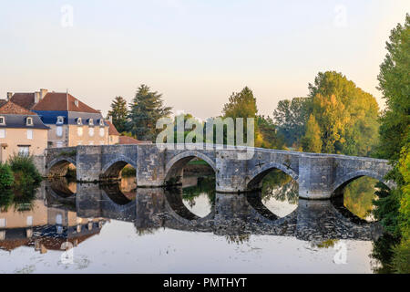 Francia, Vienne, Saint Savin sur Gartempe, il vecchio ponte del XIII secolo sulla Gartempe fiume // Francia, Vienne (86), Saint-Savin sur Gartempe, le v Foto Stock