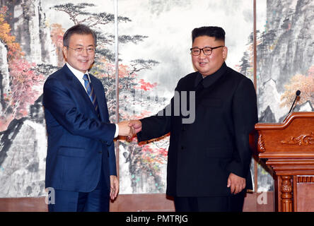 Pyeongyang, la Corea del Nord. Xix Sep, 2018. Il Presidente sud coreano MOON JAE-IN e leader della Corea del nord Kim Jong-ONU tenere una conferenza stampa congiunta dopo il secondo round di colloqui del vertice a stato Paekhwawon Guesthouse a Pyongyang. Kim ha ribadito il suo impegno a favore di un nucleare nella penisola coreana e ha promesso di visitare Seoul. Luna detto le due Coree hanno concordato su fasi specifiche per denuclearization. Credito: ZUMA Press, Inc./Alamy Live News Foto Stock