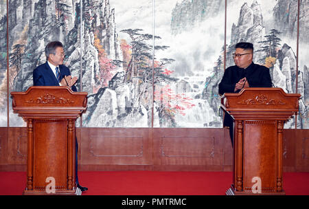 Pyeongyang, la Corea del Nord. Xix Sep, 2018. Il Presidente sud coreano MOON JAE-IN e leader della Corea del nord Kim Jong-ONU tenere una conferenza stampa congiunta dopo il secondo round di colloqui del vertice a stato Paekhwawon Guesthouse a Pyongyang. Kim ha ribadito il suo impegno a favore di un nucleare nella penisola coreana e ha promesso di visitare Seoul. Luna detto le due Coree hanno concordato su fasi specifiche per denuclearization. Credito: ZUMA Press, Inc./Alamy Live News