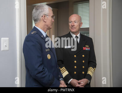 Washington D.C, STATI UNITI D'AMERICA. Xviii Sep, 2018. Air Force gen. Paolo J. Selva, vice presidente del Comune di capi di Stato Maggiore, ospita l'Ammiraglio Haakon Bruun-Hanssen, Norvegese Capo della difesa di una contropartita visita a base comune Myer-Henderson Hall, Sett. 18, 2018. (DOD foto di Marina Petty Officer 1. Classe Dominique A. Pineiro) US Joint Staff via globallookpress.com Credito: Us Joint personale/Russo/Look ZUMA filo/Alamy Live News Foto Stock