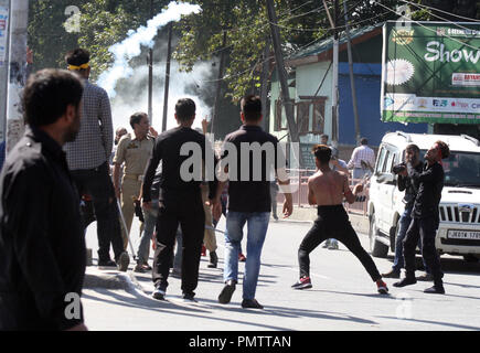 Srinagar Kashmir. 19 Sett 2018. Kashmir musulmani sciiti battere il petto come la polizia indiana officer guardando, durante una processione Muharram. Come hanno sfidato le restrizioni, la polizia indiana ha sventato un tentativo di oltre una dozzina di persone in lutto sciita per effettuare la processione su otto giorno di Moharram .Muharram processioni del 8 e Ashura sono vietate in Srinagar dall inizio degli anni novanta.©Sofi Suhail/Alamy Live News Foto Stock