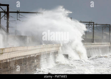 Saltcoats, Scozia. 19 Sett 2018. Regno Unito meteo: La costa ovest della Scozia è stata martoriata da forti venti di tempesta Ali, presenza di raffiche fino a 80 km/h e le alte maree e mare turbolento ha attratto molti curiosi e fotografi. Credito: Findlay/Alamy Live News Foto Stock