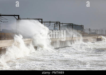 Saltcoats, Scozia. 19 Sett 2018. Regno Unito meteo: La costa ovest della Scozia è stata martoriata da forti venti di tempesta Ali, presenza di raffiche fino a 80 km/h e le alte maree e mare turbolento ha attratto molti curiosi e fotografi. Credito: Findlay/Alamy Live News Foto Stock