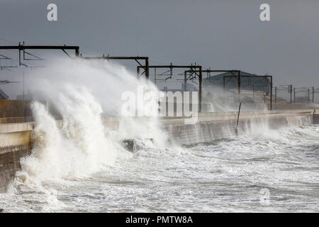 Saltcoats, Scozia. 19 Sett 2018. Regno Unito meteo: La costa ovest della Scozia è stata martoriata da forti venti di tempesta Ali, presenza di raffiche fino a 80 km/h e le alte maree e mare turbolento ha attratto molti curiosi e fotografi. Credito: Findlay/Alamy Live News Foto Stock