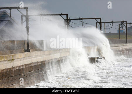 Saltcoats, Scozia. 19 Sett 2018. Regno Unito meteo: La costa ovest della Scozia è stata martoriata da forti venti di tempesta Ali, presenza di raffiche fino a 80 km/h e le alte maree e mare turbolento ha attratto molti curiosi e fotografi. Credito: Findlay/Alamy Live News Foto Stock