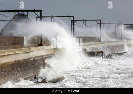 Saltcoats, Scozia. 19 Sett 2018. Regno Unito meteo: La costa ovest della Scozia è stata martoriata da forti venti di tempesta Ali, presenza di raffiche fino a 80 km/h e le alte maree e mare turbolento ha attratto molti curiosi e fotografi. Credito: Findlay/Alamy Live News Foto Stock