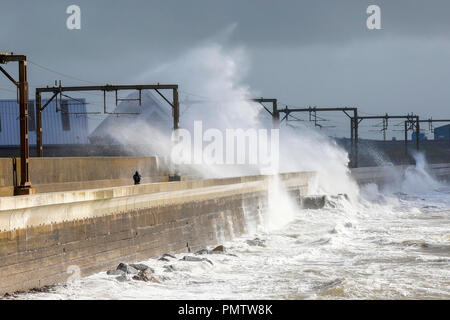 Saltcoats, Scozia. 19 Sett 2018. Regno Unito meteo: La costa ovest della Scozia è stata martoriata da forti venti di tempesta Ali, presenza di raffiche fino a 80 km/h e le alte maree e mare turbolento ha attratto molti curiosi e fotografi. Credito: Findlay/Alamy Live News Foto Stock