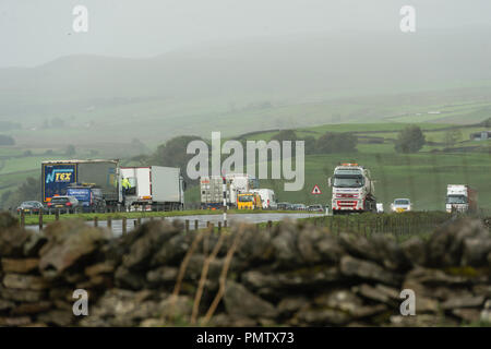 A66 Stainmore Cumbria, mer 19 Settembre 2018 - Storm Ali causando interruzioni di viaggio. Un auto e caravan è stata soffiata oltre bloccando la A66 nr Stainmore Cafe in Cumbria, Credito WittWooPhoto/Alamy Live News Foto Stock