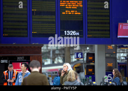 Glasgow, Scotland, Regno Unito, 19 settembre, 2018. Regno Unito: Meteo Storm Ali è apparso in città per una notte portando il vento e la pioggia con un colore ambra essere preparati attenzione dal Met Office. Scotrail hanno cancellato tutti i treni da le stazioni principali di Glasgow, stazione centrale è raffigurato con la sua corsa a vuoto di schede madri e arrabbiati passeggeri e di consulenza per i viaggiatori a trovare alternative di trasporto attestante i biglietti del treno sono validi su firstbus. Gerard Ferry/Alamy news Foto Stock