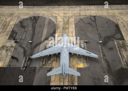 Base comune di Charleston, South Carolina, Stati Uniti d'America. Xix Sep, 2018. Un U.S. Air Force C-17 Globemaster III si siede sul flightline, Sett. 16, 2018 a base comune, Charleston, Carolina del Sud. Dopo l'uragano Florence, Air Force di ricerca e salvataggio di beni in scena al Charleston al fine di essere pronti a fornire le funzionalità di salvataggio in caso di necessità si verificasse. (U.S. Air Force photo by Staff Sgt. Ryan Callaghan) www.dvidshub.net U.S. Dipartimento della difesa tramite credito globallookpress.com: U.S. Dipartimento della Difesa/Russo/Look ZUMA filo/Alamy Live News Foto Stock