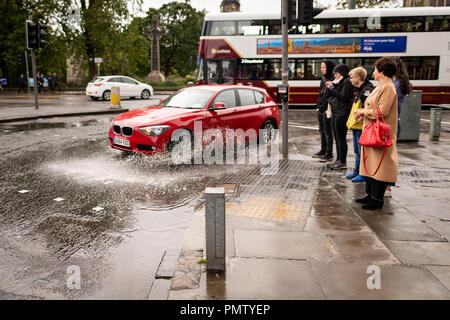 Edinburgh, Regno Unito. 19 settembre 2018. Tempesta Ali arriva a Edimburgo, Scozia, con venti in eccesso di 60mph causando danni alla proprietà e interruzioni dei viaggi e delle imprese. Credito: Andy Catlin/Alamy Live News Foto Stock