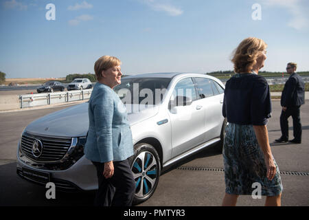 19 settembre 2018, Baden-Wuerttemberg, Immendingen: il Cancelliere tedesco Angela Merkel (l, CUD) passa una Mercedes-Benz EQC 400 4MATIC durante la messa in servizio di un nuovo test e technology center di Daimler AG e un Daimler AG dipendente passa da. Foto: Marijan Murat/dpa Credito: dpa picture alliance/Alamy Live News Foto Stock