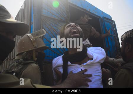 Srinagar Kashmir, . Xix Sep, 2018. n poliziotti detenere Kashmir mourner sciita a Srinagar, n-Administered-Kashmir il 19 settembre, 2018. Coprifuoco-simili restrizioni imposte in città per impedire alla gente di prelievo di Muharram processione per contrassegnare l'ottavo giorno di Muharram. Severi ordini di divieto ai sensi della sezione 144 sono stati anche istituiti in diversi settori. (Credito Immagine: © Sanna Irshad MattooZUMA filo) Credito: ZUMA Press, Inc./Alamy Live News Foto Stock