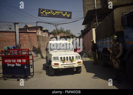 Srinagar Kashmir, . Xix Sep, 2018. Coprifuoco-simili restrizioni imposte in città per impedire alla gente di prelievo di Muharram processione per contrassegnare l'ottavo giorno di Muharram a Srinagar, n-Administered-Kashmir il 19 settembre, 2018. Molti sciiti del Kashmir mournerswere detenuti come hanno sfidato le restrizioni. Severi ordini di divieto ai sensi della sezione 144 sono stati anche istituiti in diversi settori. (Credito Immagine: © Sanna Irshad MattooZUMA filo) Credito: ZUMA Press, Inc./Alamy Live News Foto Stock