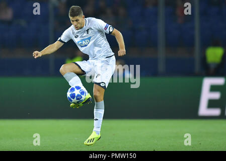 Charkiw, Ucraina. Xix Sep, 2018. Calcio: Champions League, Schachtjor Donezk - 1899 Hoffenheim, fase di gruppo, Gruppo F, Giornata 1, al Metalist Stadium. Hoffenheim's Andrej Kramaric gioca la palla. Credito: Uwe Anspach/dpa/Alamy Live News Foto Stock