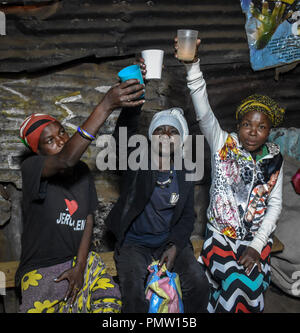 Dicembre 13, 2017 - Kenya - Donne visto elevando le tazze con alcool..le donne dalla baraccopoli di Kibera all'età di venticinque e sopra sono la vendita di alcol per sopravvivere attraverso la loro vita quotidiana. Come molte donne potrebbero assumere alcol come un modo di celebrazione e di come un modo di collegarsi con gli amici e la famiglia durante i loro momenti di svago in uno di Nairobi bidonville Kibera, donne qui lo consumano per diversi motivi tra i quali la presa in consegna di stress e dimenticare i loro problemi familiari torna a casa. (Credito Immagine: © Donwilson Odhiambo/SOPA immagini via ZUMA filo) Foto Stock