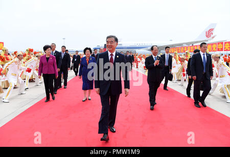 (180919) -- YINCHUAN, Sett. 19, 2018 (Xinhua) -- un governo centrale delegazione riceve il caloroso benvenuto all'aeroporto di Yinchuan, a nord-ovest della Cina di Ningxia Hui Regione autonoma, Sett. 19, 2018. La delegazione, guidata da Wang Yang, un membro del comitato permanente dell'ufficio politico del Partito Comunista della Cina (CPC) Comitato Centrale e Presidente del Comitato nazionale del la Conferenza consultiva politica del popolo cinese (Cpcpc), arrivato qui Mercoledì a partecipare alle feste che segna il sessantesimo anniversario della fondazione del Ningxia Hui Regione autonoma. (Xinhua/Zhang Ling)(m Foto Stock