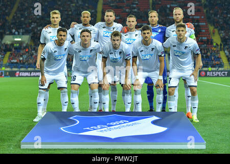 19 settembre 2018, Ucraina, Charkiw: Calcio: Champions League, Schachtjor Donezk - 1899 Hoffenheim, fase di gruppo, Gruppo F, Giornata 1, al Metalist Stadium. Stefan Hoffenheims Posch (l-r), Leonardo Bittencourt, Nico Schulz, Joelinton Cassio Apolinario de Lira, Adam Szalai, Havard Nordtveit, Pavel Kaderabek, Florian Grillitsch, portiere Oliver Baumann, Kevin Vogt e Andrej Kramaric formano un gruppo prima che la partita inizia. Foto: Uwe Anspach/dpa Foto Stock