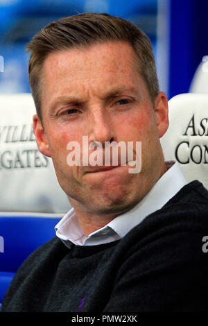 Londra, Regno Unito. 19 settembre 2018. Millwall Manager Neil Harris guarda dalla panchina. EFL Skybet partita in campionato, Queens Park Rangers v Millwall a Loftus Road Stadium di Londra Mercoledì 19 Settembre 2018. Questa immagine può essere utilizzata solo per scopi editoriali. Solo uso editoriale, è richiesta una licenza per uso commerciale. Nessun uso in scommesse, giochi o un singolo giocatore/club/league pubblicazioni. pic da Steffan Bowen/Andrew Orchard fotografia sportiva/Alamy Live news Foto Stock